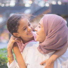 maman musulmane épanouie et bienveillante